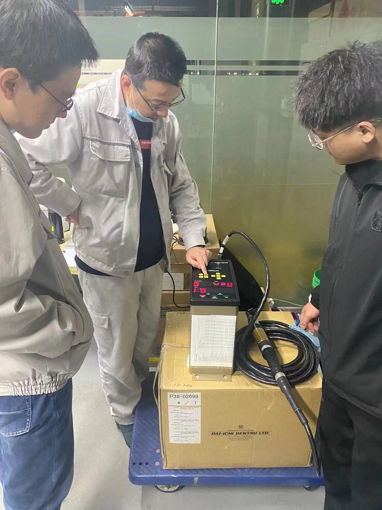 一汽大眾現(xiàn)場演示手持擰緊機的使用.jpg