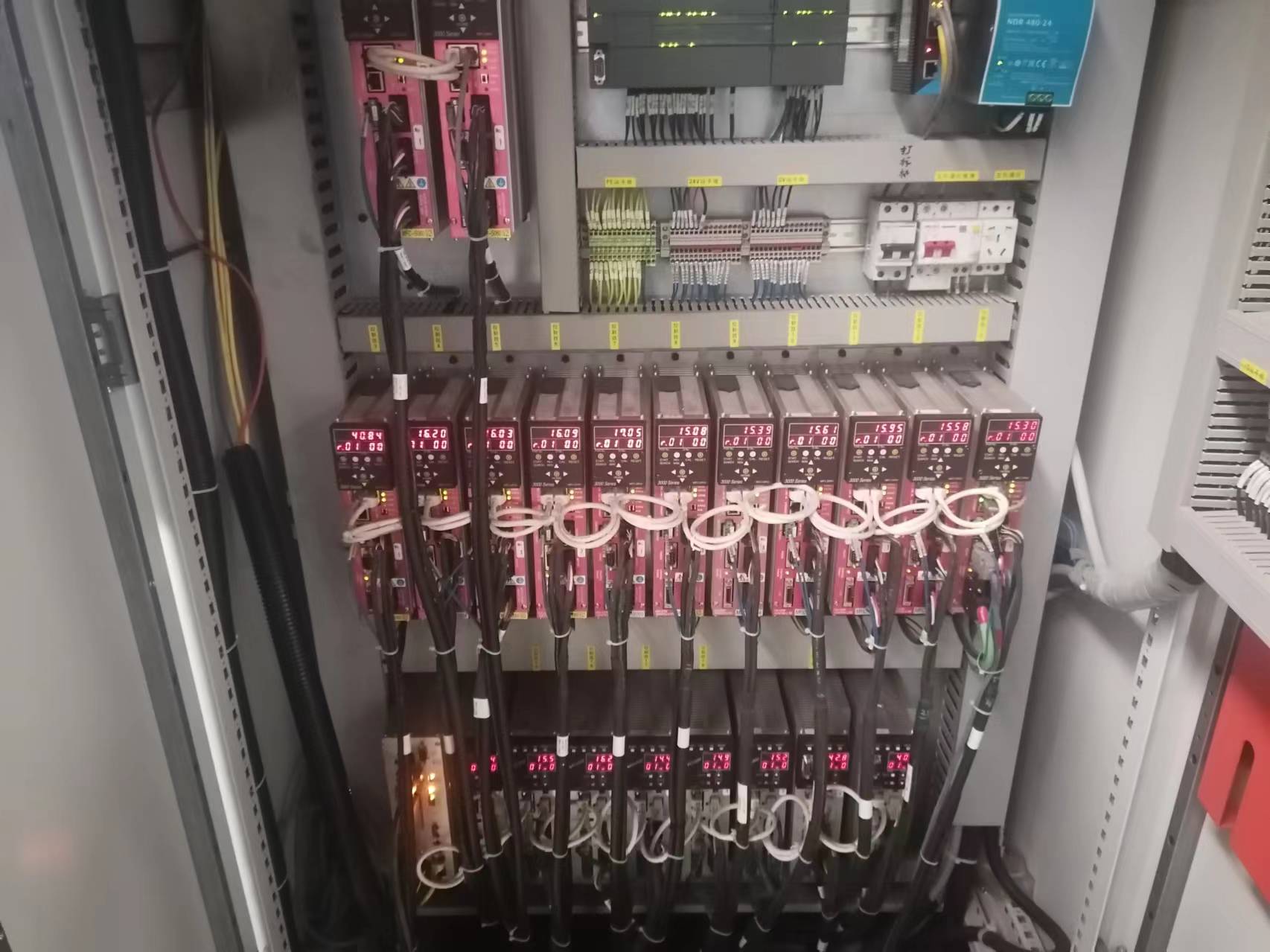 重慶秦安機電21軸發(fā)動機缸蓋設備現(xiàn)場安裝調(diào)試.jpg